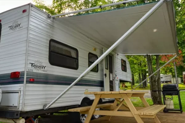 Caravane avec auvent et table de pique-nique