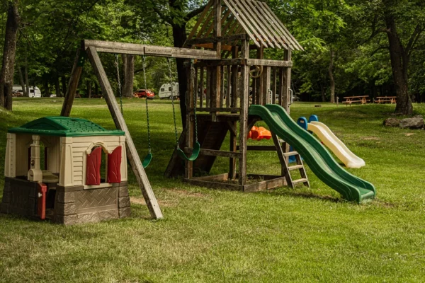 Aire de jeux pour enfants avec toboggans et balançoires.