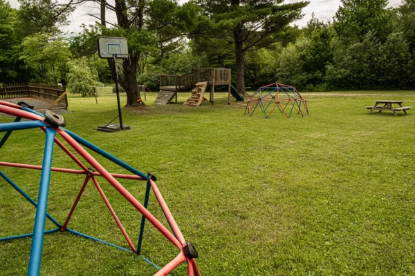 Aire de jeux extérieure avec panier de basket.