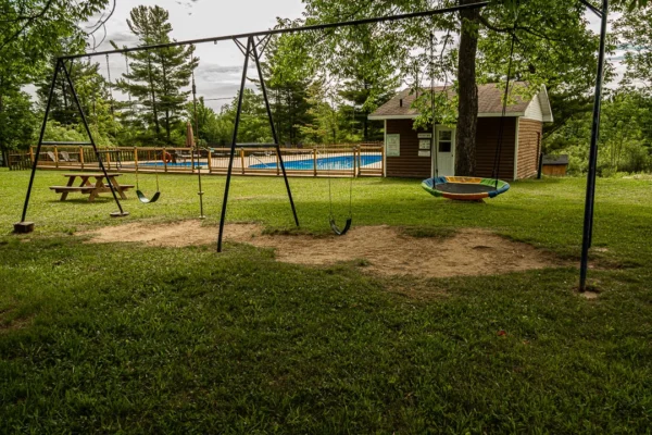 Terrain de jeu avec balançoire et piscine