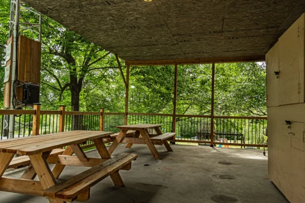 Tables de pique-nique sous une terrasse couverte