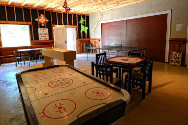 Salle de jeux avec tables de hockey sur air.