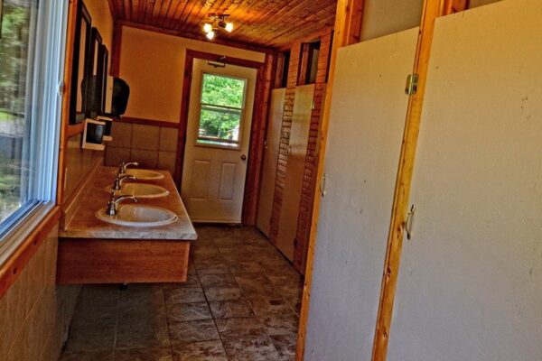 Intérieur des sanitaires dans un camping