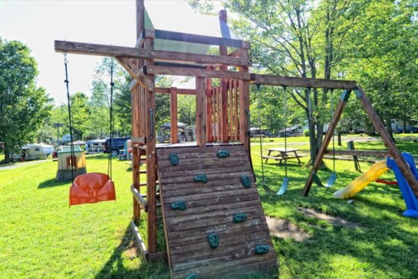 Aire de jeux en bois dans un parc.