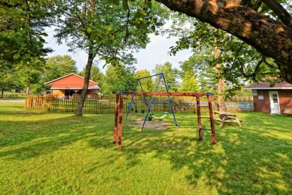 Aire de jeux dans un parc verdoyant.